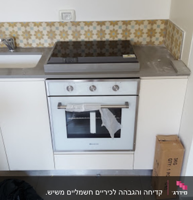 מטבח עם משטח שיש ליד תנור